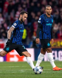 开云电竞登录-迪马：恰尔汗奥卢下赛季将留在国米，齐沃要求即便不续约也要留他